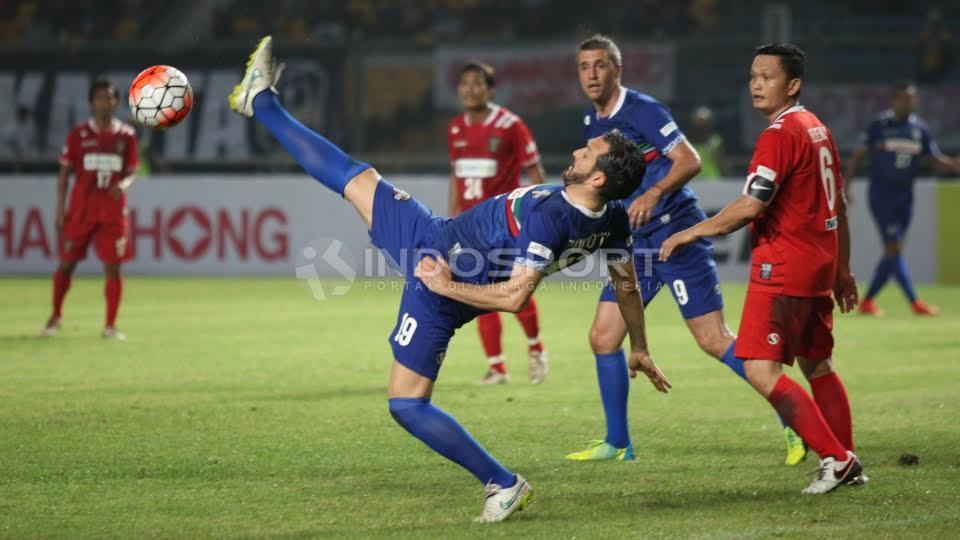 Pemain Calcio Legend, Gianluca Zambrotta mengontrol bola.